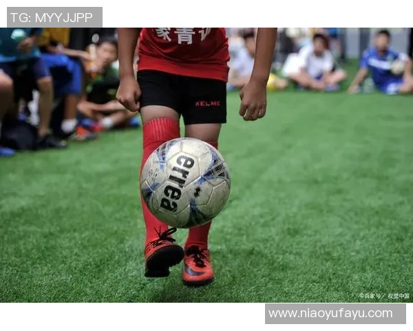 足球明星展现颠球技巧训练过程与精彩瞬间的完美结合 足球明星展现颠球技巧训练过程与精彩瞬间的完美结合